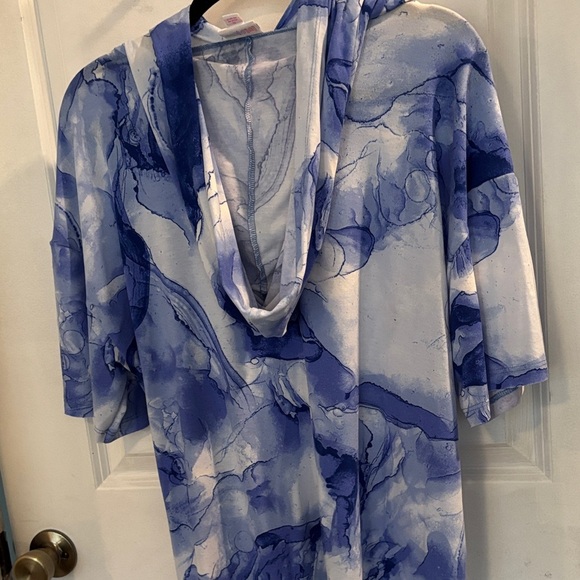 LuLaRoe blue ink short sleeve hoodie- over sized - Picture 4 of 4